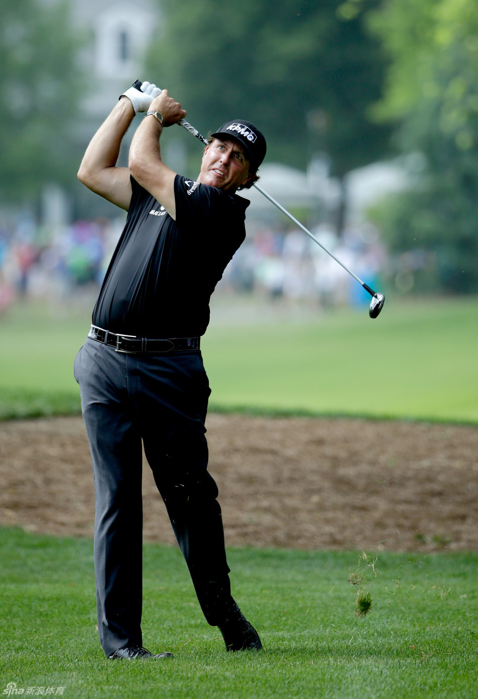 米克尔森完成一记标准而有力的击球,身体充分释放,球杆与手臂形成一条流畅的直线。