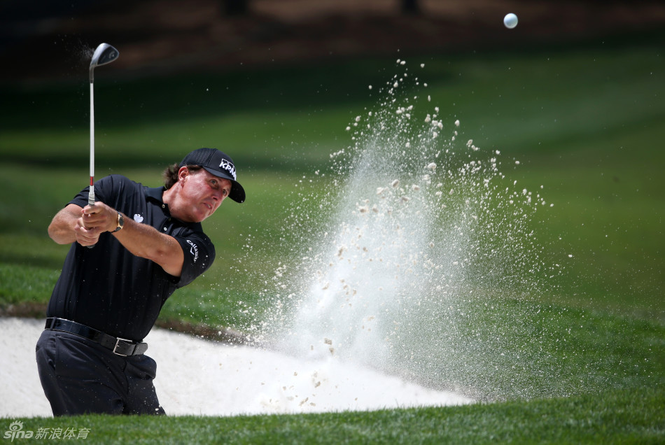 米克尔森在果岭边缘轻柔切球,专注的神情与精准的控制让小球听话地滚向目标。