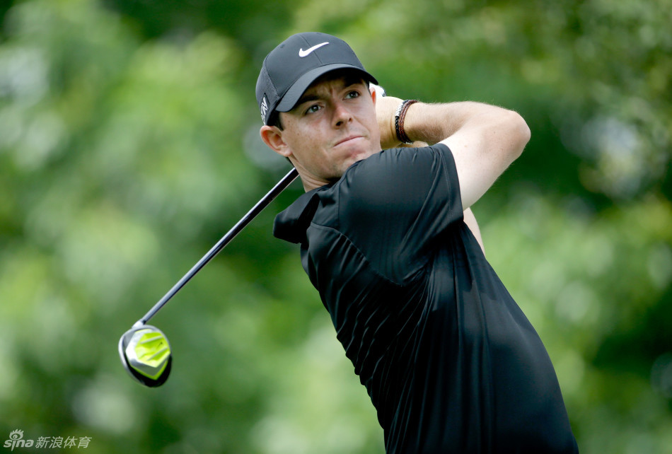 麦克罗伊在发球台上优雅而充满力量地挥杆,身体完成完美的扭转,目光坚定地望向小球飞行的轨迹。