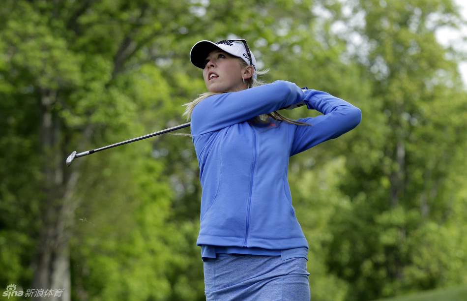 韩国球员金楚龙挥杆瞬间的动态抓拍,她的身体姿态展现出完美的扭矩与平衡,球杆在阳光下划出一道有力的弧线。