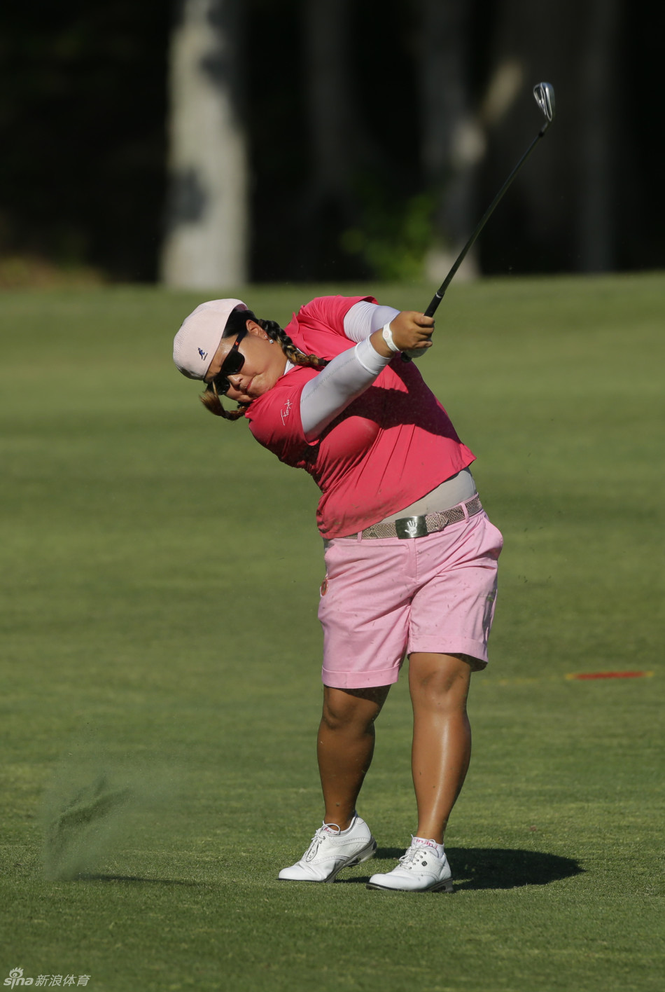 澳大利亚球员李旻智在比赛中全神贯注地凝视前方,她的眼神坚毅而清澈,仿佛已经洞悉了风的方向与果岭的起伏。