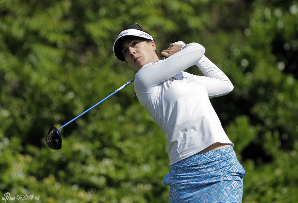 德国美女球手桑德拉·盖尔在练习中优雅挥杆,她修长的身姿与标准的动作融为一体,仿佛在进行一场静谧而有力的舞蹈。