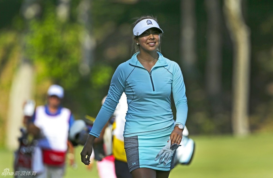 一位身着军装的士官正与一位高尔夫选手在果岭旁亲切握手,背景是开阔的球场,画面充满了敬意与温暖的交流氛围。