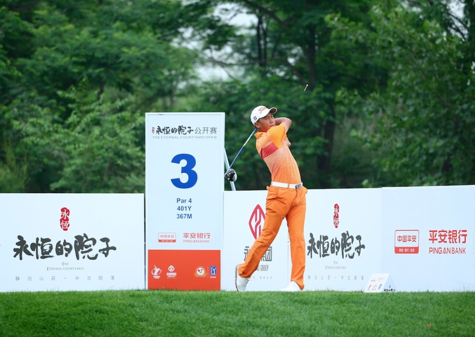 曹一单膝跪地,手持果岭叉,正全神贯注地修复果岭上的球痕,神情如同进行一场精细的手术