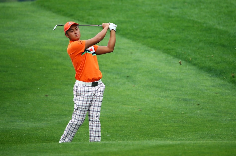 窦泽成在第四洞开球,年轻的面庞写满坚毅,整套挥杆动作流畅而充满力量,白色的球在蓝天下格外醒目