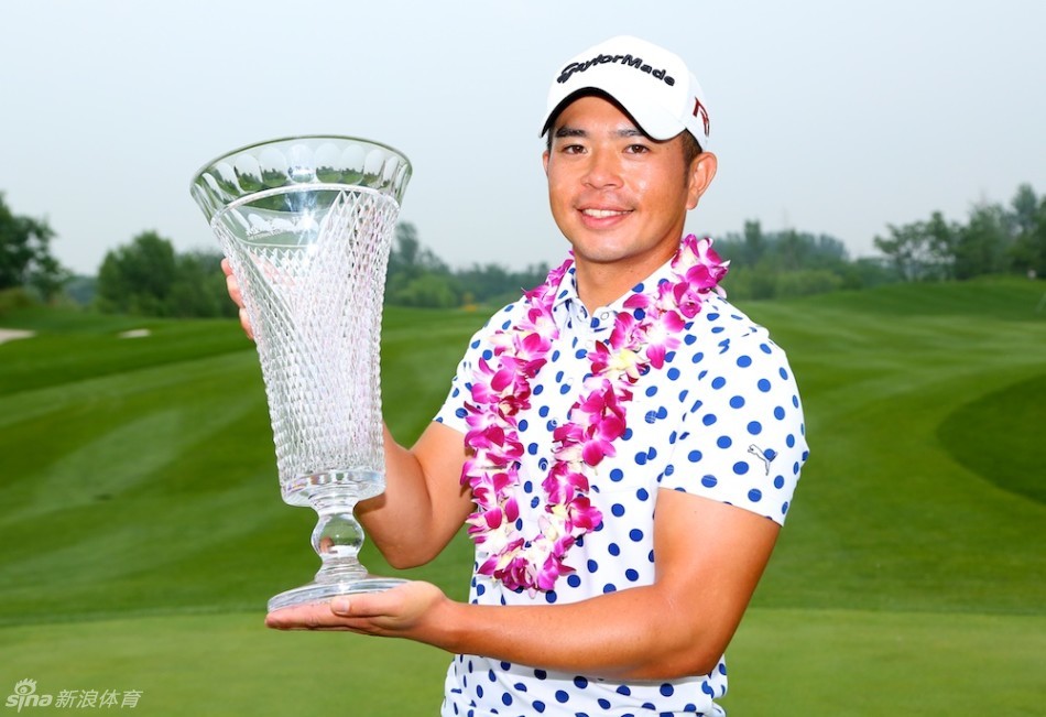 詹世昌高举冠军奖杯,阳光洒满奖杯表面,折射出他灿烂的笑容与汗水交织的胜利光芒