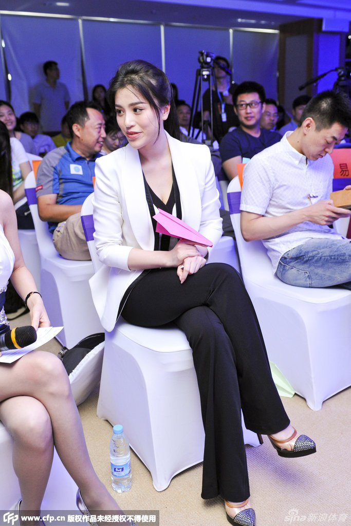 刘翔老婆葛天出席发布会