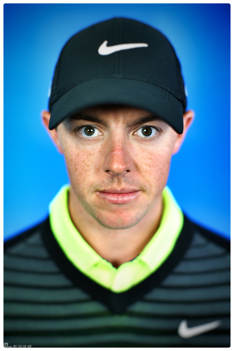 四位高尔夫巨星并肩站立笑容满面展现赛场下的深厚友谊与团队精神