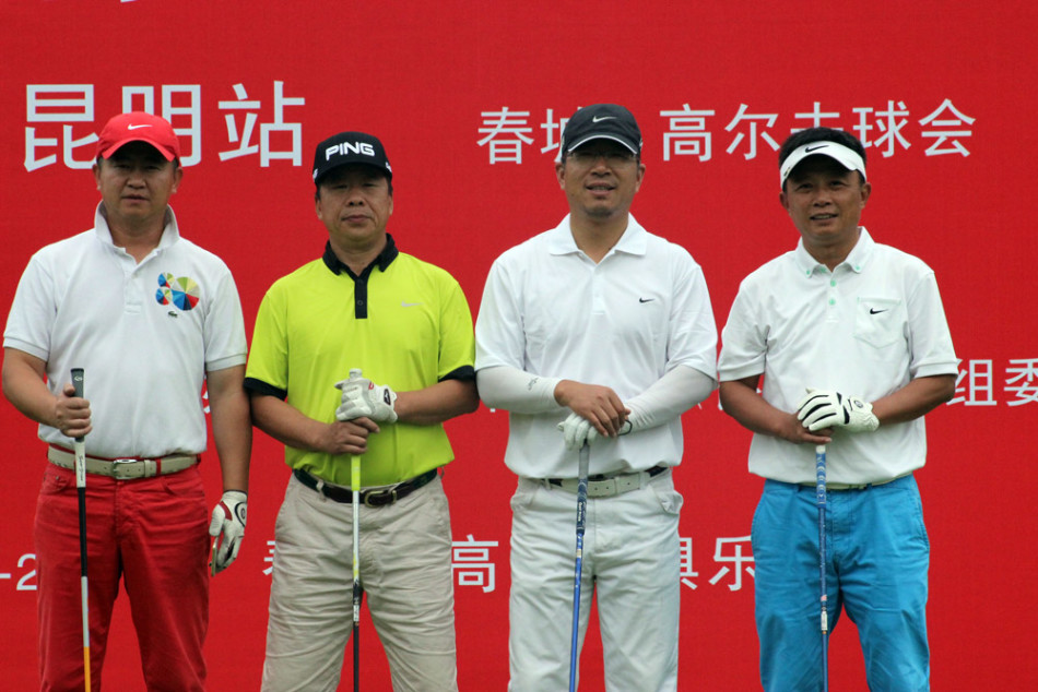 大连老崔与球友专注观赛：凝神静气期待小白球精准落点