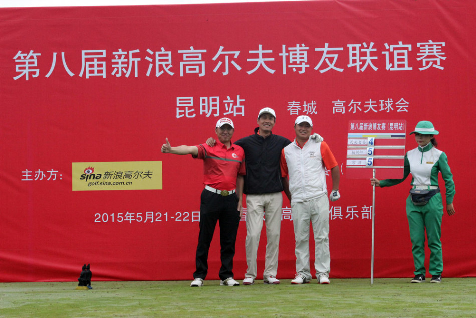 哈哈老爹与马虎同组竞技：笑容洋溢享受高尔夫运动纯粹乐趣