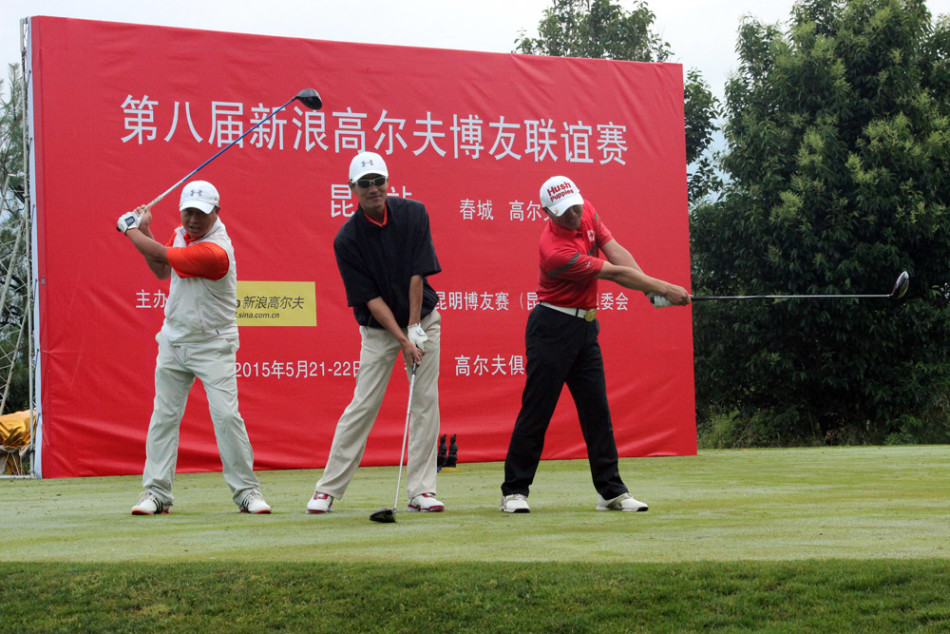 柏树岬球道挥杆：球手在如画风景中舒展身姿全力一击