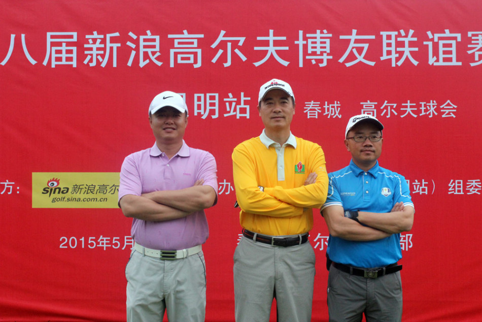 八路军比赛中：聚精会神研判果岭线路力求一击入洞