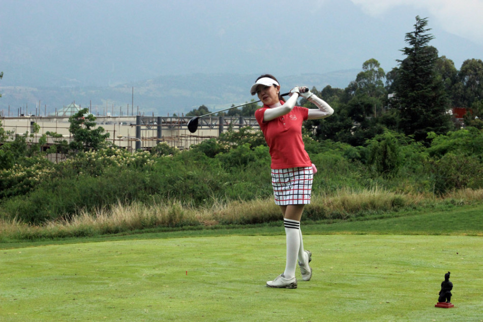 八路军遥望小球：目光紧跟随空中弧线期待理想落点