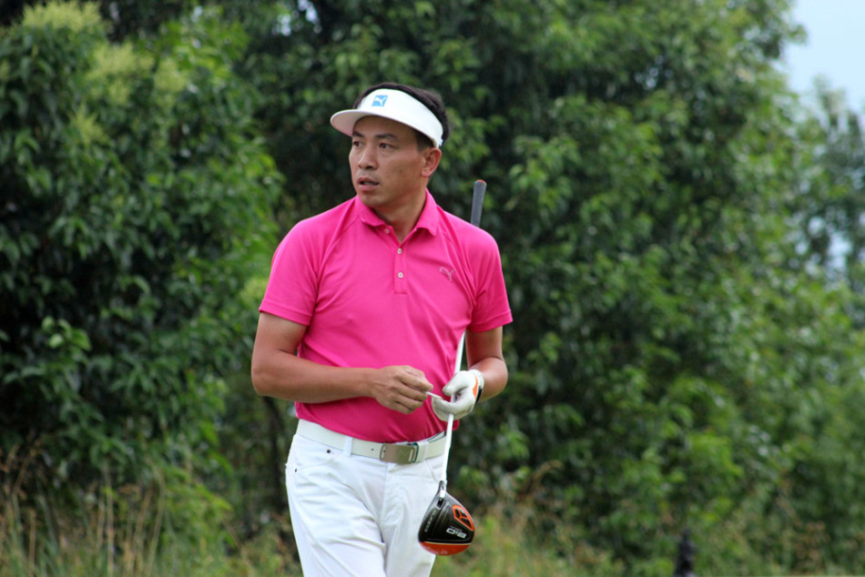 柏树岬挥手致意：球员向同组伙伴与优美球场友好致谢