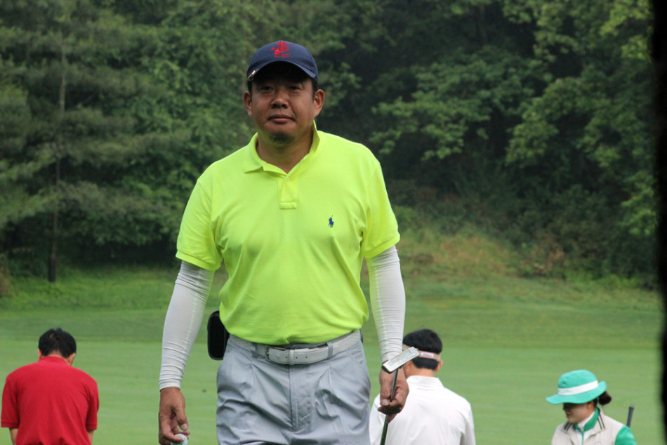 TONY-CHANG开球结束：完成潇洒挥杆后自信目送球飞向远方