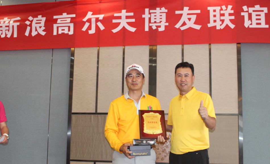 绿茵球道上，一位选手正专注地进行推杆，阳光洒在果岭上，气氛宁静而紧张。