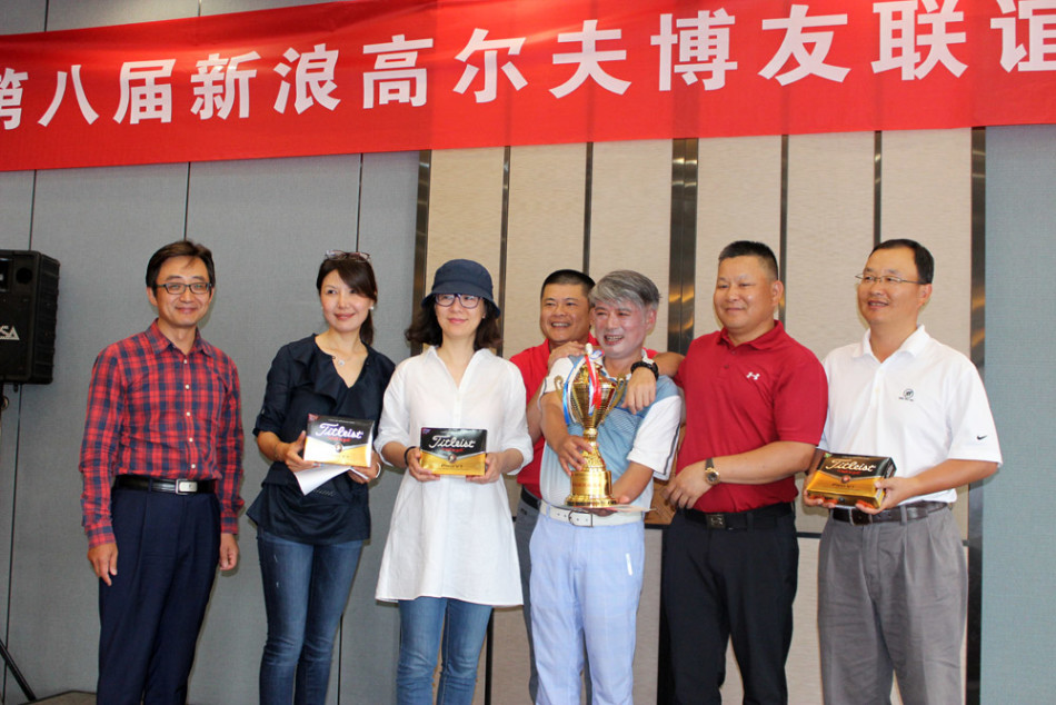 比赛结束后，部分参赛选手与工作人员在会场合影留念，记录下这充满欢笑与汗水的美好一天。