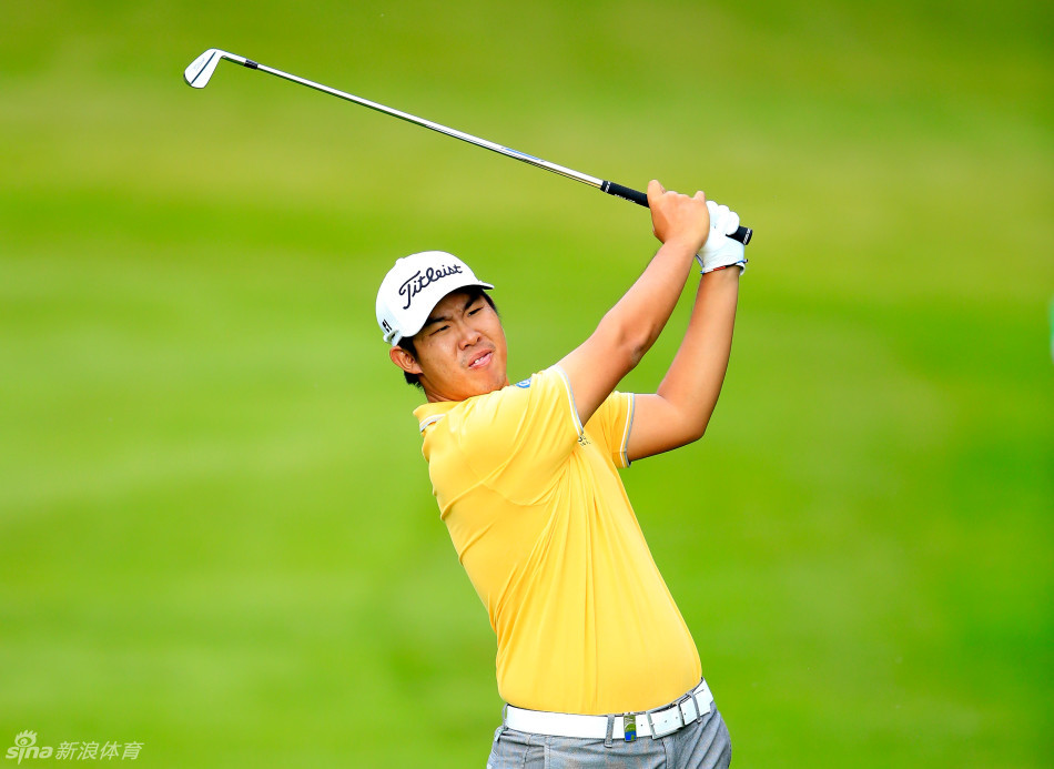 托里松林南球场标志性的临海悬崖洞，一名球员正在强风中挑战攻果岭的一击，海浪猛烈拍打着下方的礁石，画面充满了张力与危险的美感。