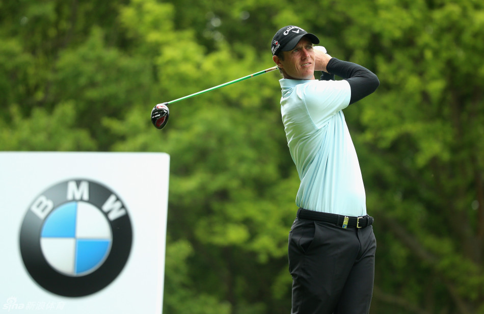 布鲁克斯·科普卡眉头微蹙，正在托里松林狭窄的球道长草中审慎地观察球位，他坚定的眼神中透露出重回美巡赛赛场的专注与决心。