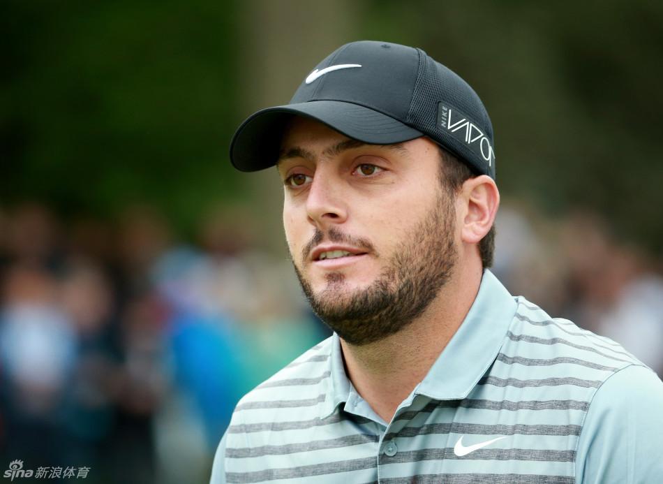 贾斯汀·罗斯在托里松林第十八洞果岭上，高举冠军奖杯，身后是太平洋的落日余晖，他标志性的微笑里写满了坚持与胜利的喜悦。