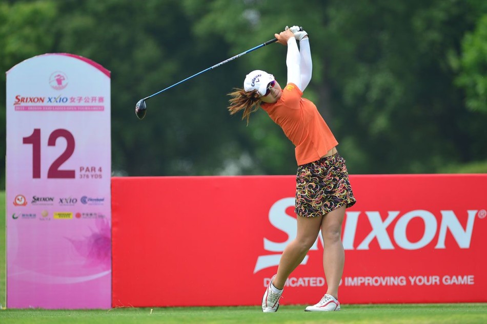 胜利时刻!布萨巴甘与亲密好友在果岭旁热情相拥,分享难以置信的喜悦与激动之情