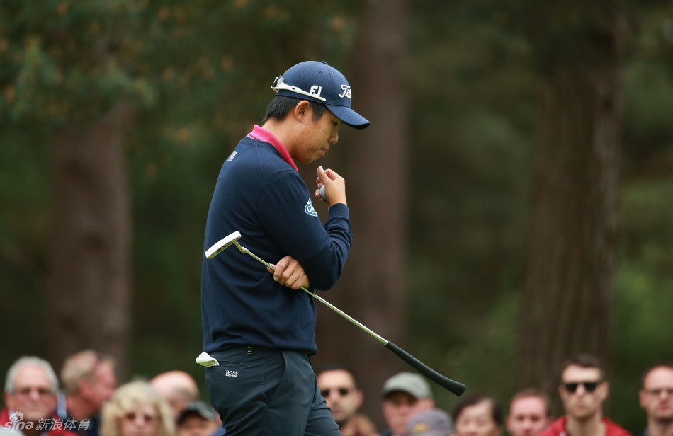 泰国名将通差·贾第在果岭边凝神观察，他沉稳的目光如鹰隼般扫过草纹起伏的果岭，正在为关键一推计算着最精准的线路。