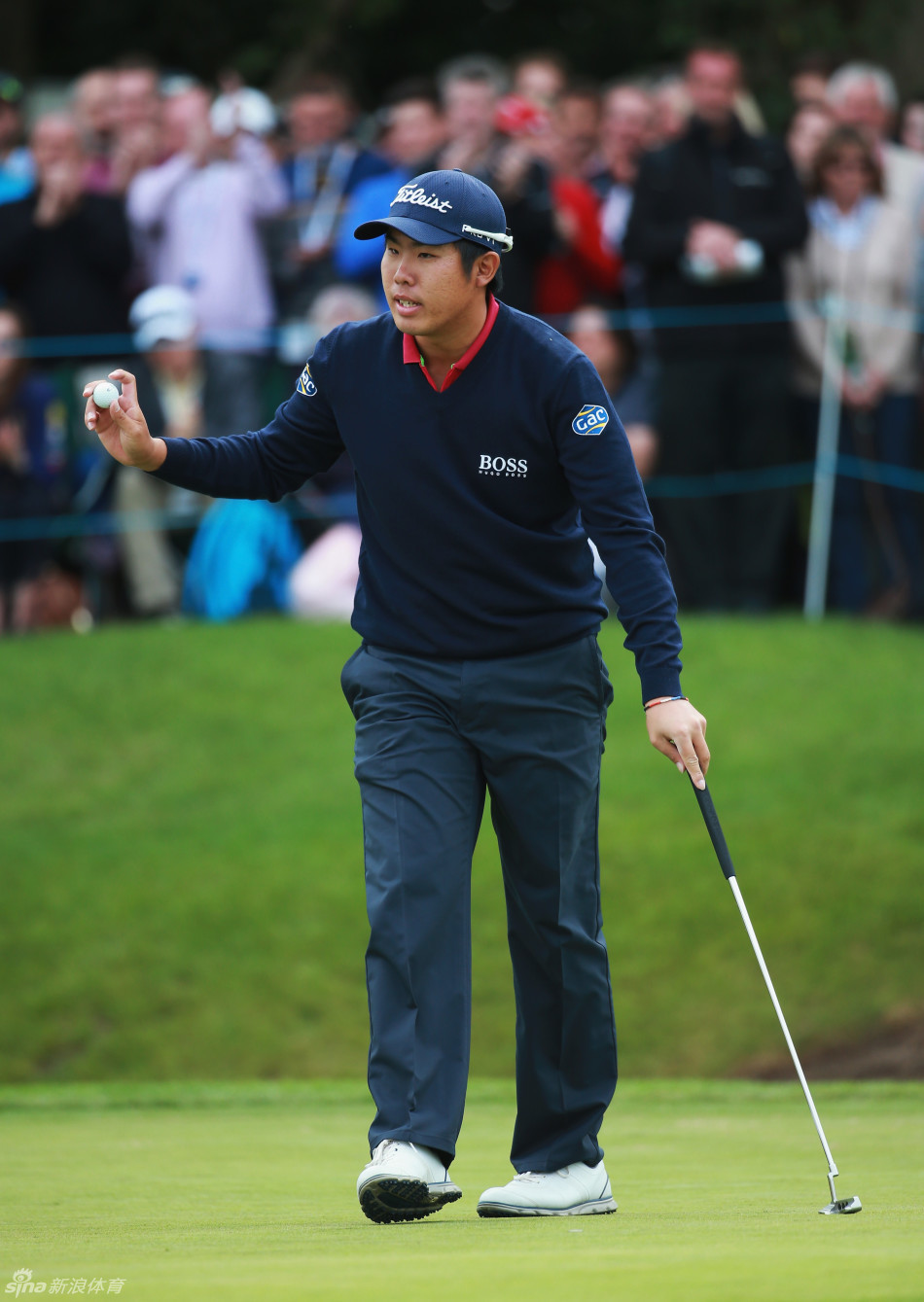 中韩混血新星安秉勋在万众瞩目下推出一记完美的推杆，小白球精准无误地滚入洞杯，他紧握拳头，年轻的脸上写满了从容与自信。
