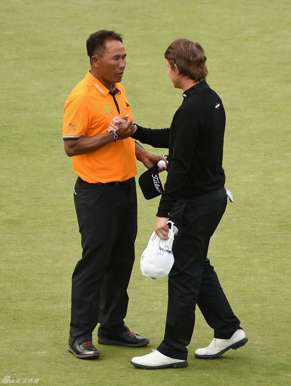 通差·贾第以标志性的动作结束比赛，他潇洒地挥动帽子向观众致意，笑容中洋溢着历经沧桑后达成目标的满足与喜悦。