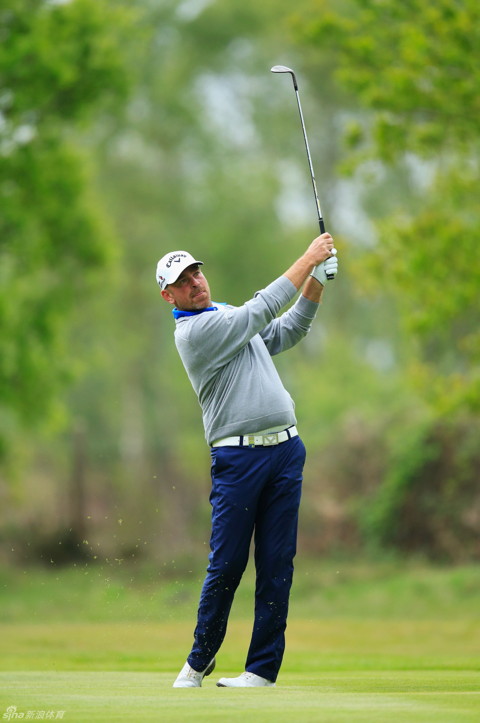 西班牙老将西蒙尼斯展现出经典的力落挥杆，整个动作流畅而充满力量，时间仿佛在这一刻凝固，尽显资深球手的深厚功力。