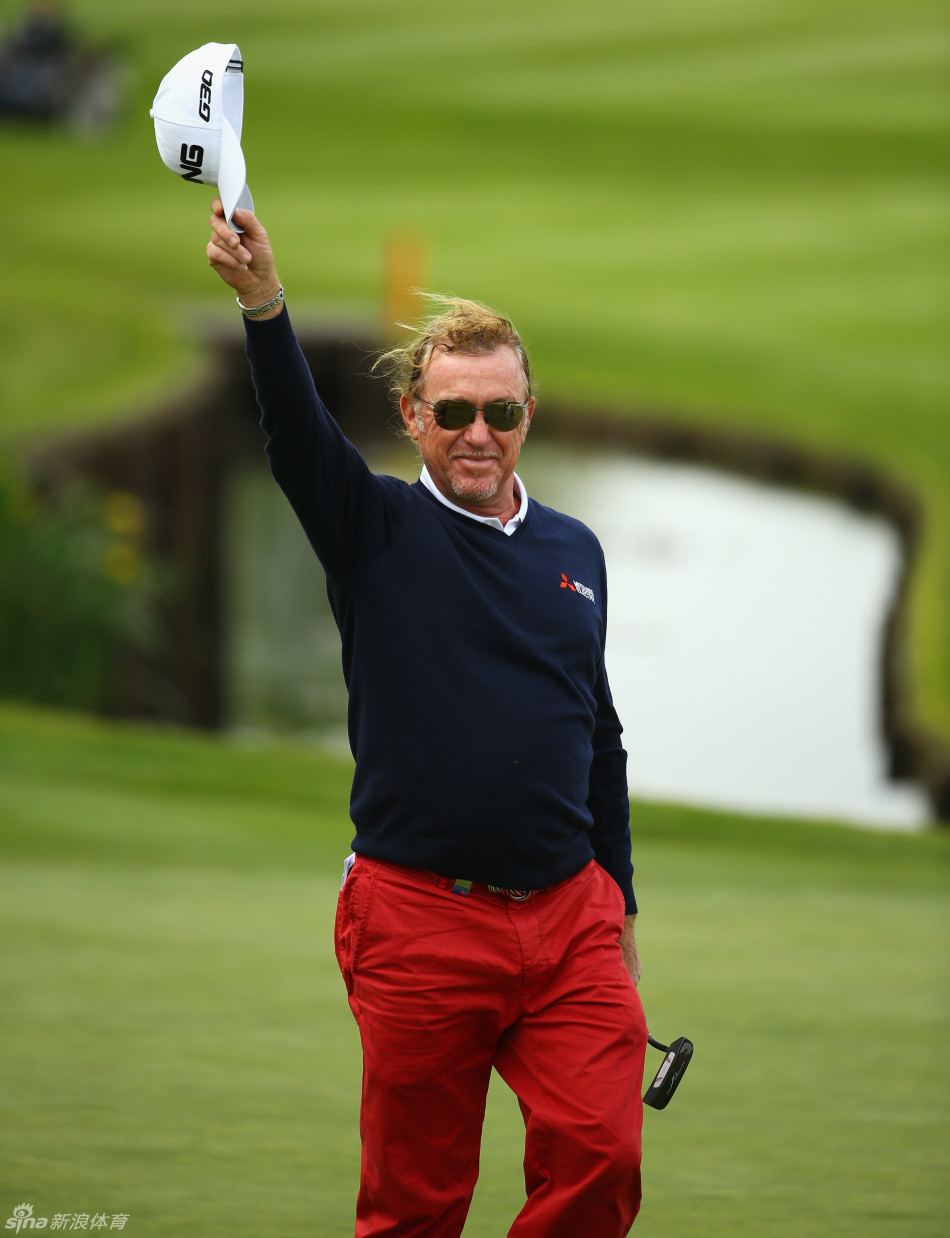 莫利纳利在果岭边缘处理一记精妙的切球，他全神贯注地判断着球位与洞杯之间的微妙关系，准备施展短杆魔术。