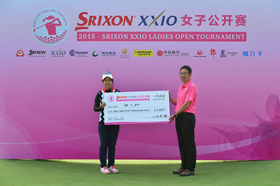 荣耀加冕瞬间,冠军布萨巴甘深情亲吻金光璀璨的奖杯,这一刻定格了她职业生涯的里程碑