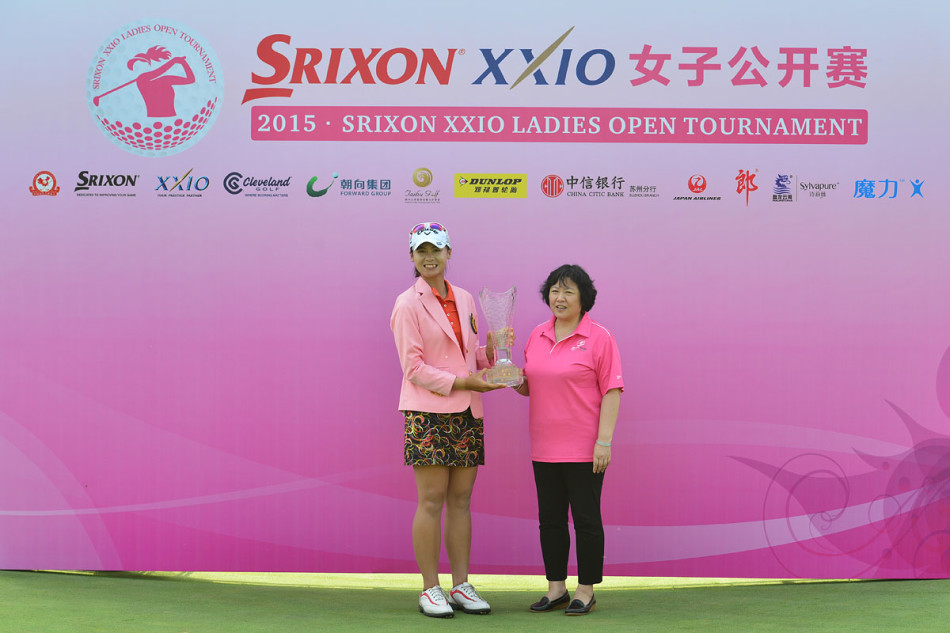 球童功不可没!布萨巴甘与一路并肩作战的球童共同高举奖杯,分享胜利果实