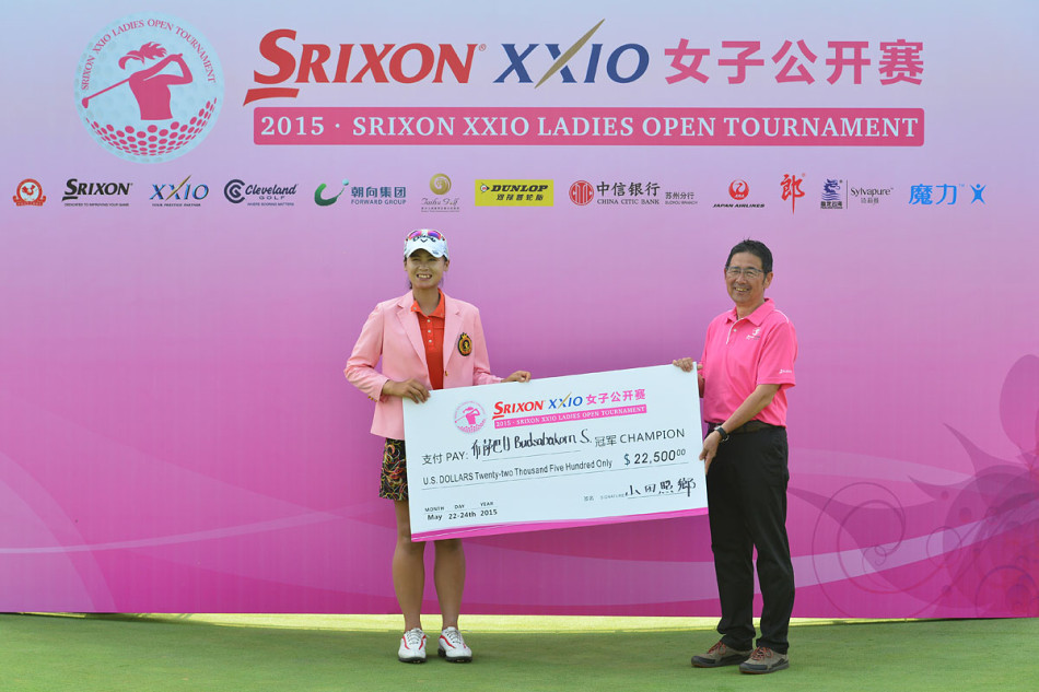 礼仪小姐呈上冠军支票,布萨巴甘接过这份象征荣誉与肯定的奖励,笑容灿烂