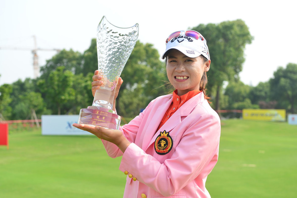 颁奖典礼上的荣耀背影,布萨巴甘手捧奖杯与赛事工作人员合影,接受全场掌声