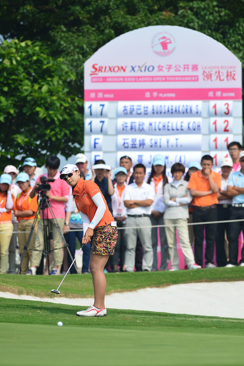 冠军的荣光时刻,布萨巴甘与所有获奖选手一同站在领奖台上,她的笑容格外耀眼