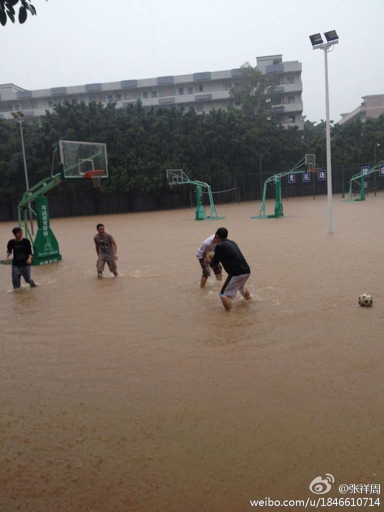 网友在暴雨中打篮球