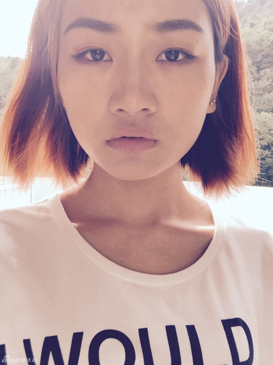 决赛时刻，刘宇晴与其他选手一同站在台上，静候结果，脸上洋溢着期待与甜美的笑容