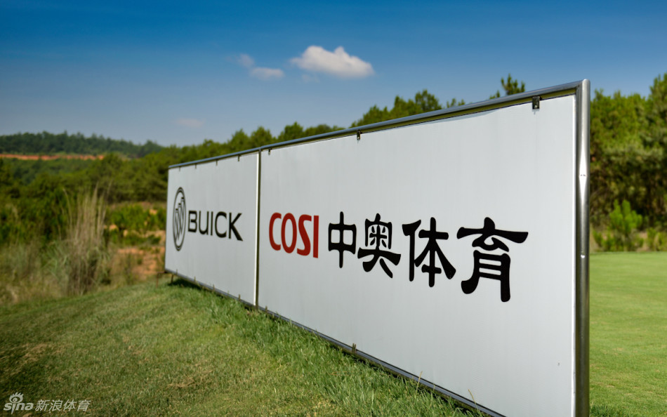 竞赛会议现场，选手们认真聆听，专注神情透露出对赛事的重视