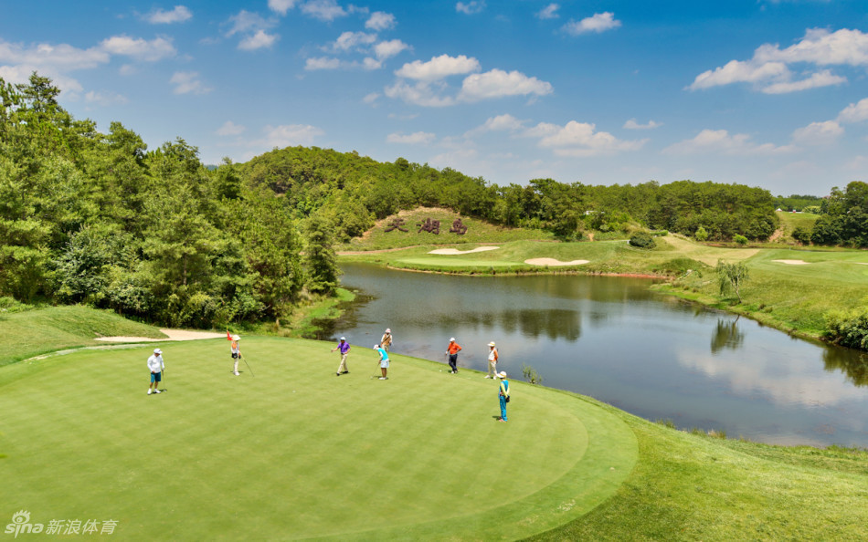 开赛仪式上，选手们集结出发，斗志昂扬，笑容灿烂