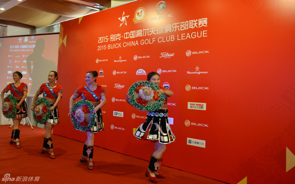 赛后交流，选手们于美景中畅谈，共享高球运动带来的快乐