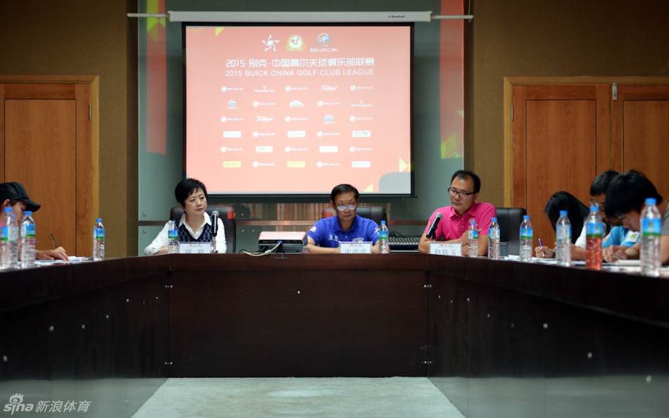 欢迎晚宴上舞者翩翩起舞，色彩斑斓的民族服饰如彩蝶飞舞