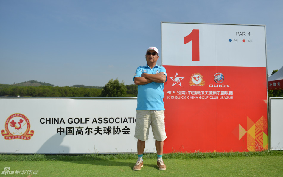 选手在山地球场迎风而立，凝望远方果岭，规划进攻策略