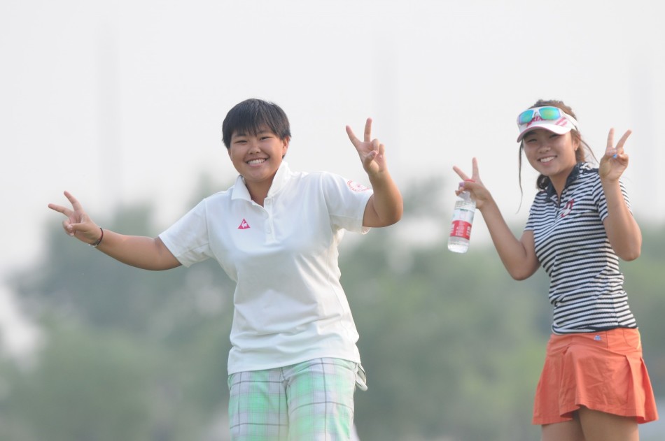 选手侯锦童在比赛中露出会心而温暖的微笑，这抹笑意仿佛能消解赛场的紧张，闪耀着享受运动本身的纯粹光芒。