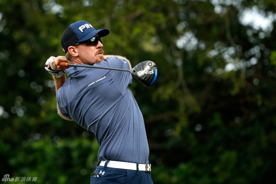 乔丹-斯皮思正在进行标志性的挥杆，身姿平衡，目光紧紧追随着击出的球路