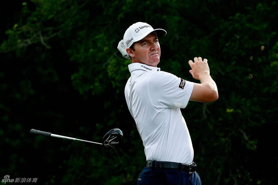 乔恩-库兰在发球台全神贯注，挥杆动作流畅而充满力量，白色小球即将飞向远方