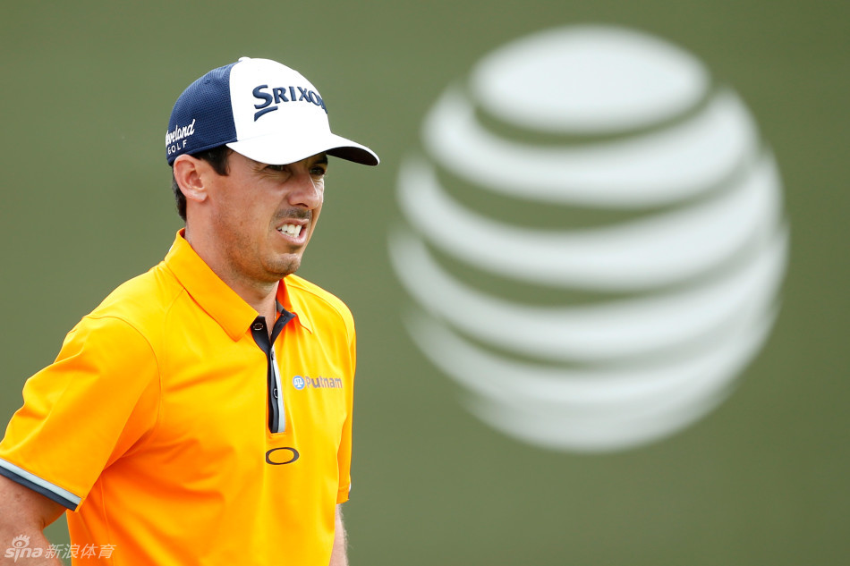 吉米-沃克尔在比赛中露出他标志性的酷劲十足的表情，眼神中透露出自信与专注