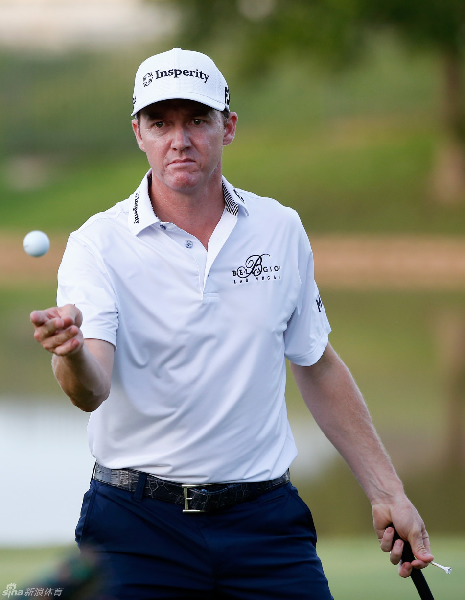 史蒂夫-鲍迪奇正单膝跪在果岭边，屏息凝神地观察推杆路线，手中的球杆轻触地面