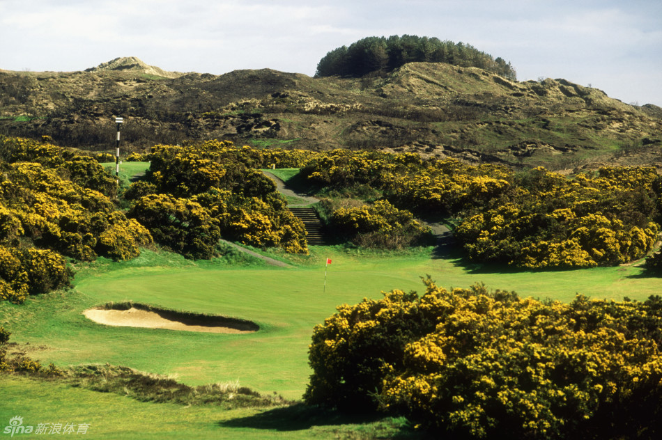 2015年爱尔兰公开赛现场，观众聚集在第4洞周边山丘上，屏息凝神观看顶级球手如何应对这个经典三杆洞的挑战