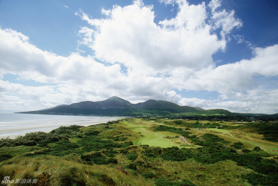 夕阳余晖洒在第4洞的发球台与球道上，为整个场景镀上一层温暖的玫瑰金色，凸显了林克斯球场黄昏时分的静谧之美