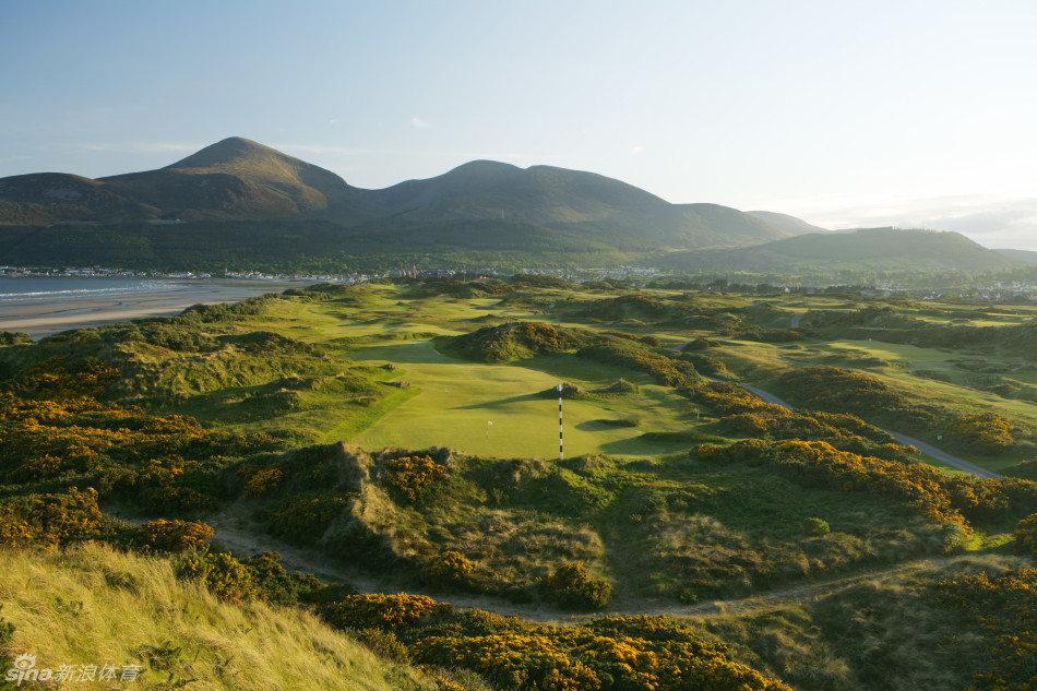 一名球童正在为球员仔细研判第4洞的击球路线，他们的身影与广阔的自然背景融为一体，体现了人与球场最直接的对话